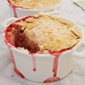 strawberry and elderflower crumble - all that i'm eating