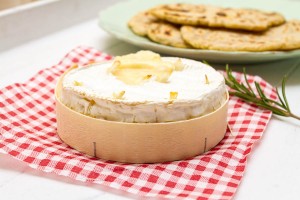 garlic baked camembert with rosemary flatbreads allthatimeating (2 of 3)