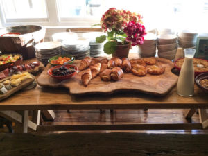 Burley breakfast table